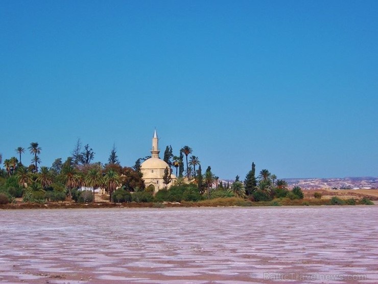 Hala Sultan Tekke mošeja pie Larnakas sālsezera (Hala Sultan Tekke mosque at Larnaca Salt lake). Vairāk informācijas interneta vietnē www.latviatours. Hala Sultan Tekke mošeja pie Larnakas sālsezera (Hala Sultan Tekke mosque at Larnaca Salt lake). Vairāk informācijas interneta vietnē www.latviatours. 107876