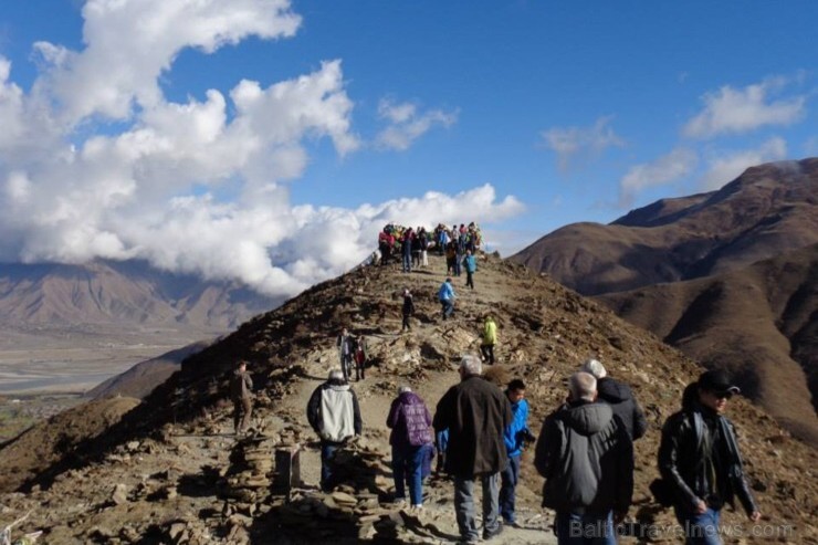 No Tibetas galvaspilsētas Lhasas, ceļā uz Everestu ir jāšķērso vairākas pārejas, kuru augstums pat pārsniedz 5000 m v.j.l. Pirmā ir Kamba La pāreja, k No Tibetas galvaspilsētas Lhasas, ceļā uz Everestu ir jāšķērso vairākas pārejas, kuru augstums pat pārsniedz 5000 m v.j.l. Pirmā ir Kamba La pāreja, k 108378