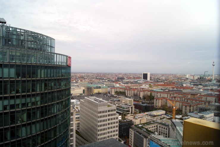 No Berlīnes Potsdamas laukuma paveras elpu aizraujošs skats uz pilsētu. Šeit patiešām var redzēt, ka Berlīne ir metropole - pilsētai malu nemaz nevar No Berlīnes Potsdamas laukuma paveras elpu aizraujošs skats uz pilsētu. Šeit patiešām var redzēt, ka Berlīne ir metropole - pilsētai malu nemaz nevar 108954