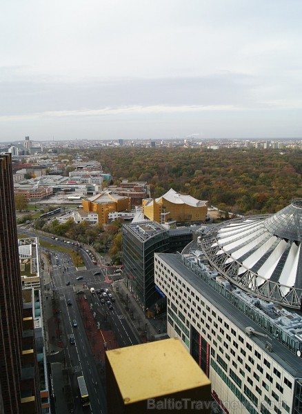 No Berlīnes Potsdamas laukuma paveras elpu aizraujošs skats uz pilsētu. Šeit patiešām var redzēt, ka Berlīne ir metropole - pilsētai malu nemaz nevar No Berlīnes Potsdamas laukuma paveras elpu aizraujošs skats uz pilsētu. Šeit patiešām var redzēt, ka Berlīne ir metropole - pilsētai malu nemaz nevar 108955
