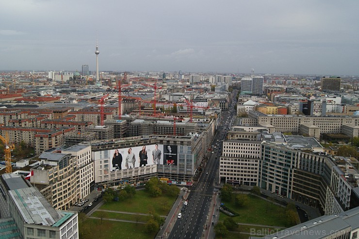 No Berlīnes Potsdamas laukuma paveras elpu aizraujošs skats uz pilsētu. Šeit patiešām var redzēt, ka Berlīne ir metropole - pilsētai malu nemaz nevar No Berlīnes Potsdamas laukuma paveras elpu aizraujošs skats uz pilsētu. Šeit patiešām var redzēt, ka Berlīne ir metropole - pilsētai malu nemaz nevar 108961