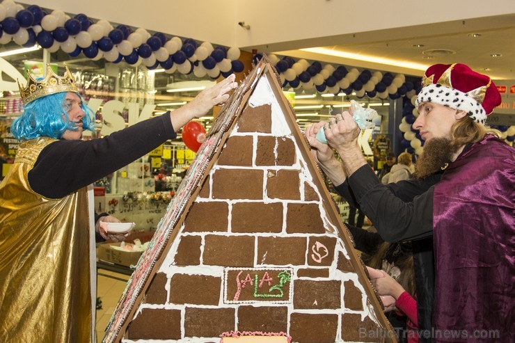Spices Šopinga festivālā izdekorē lielāko Latvijā jebkad uzbūvēto piparkūku namiņu 109137