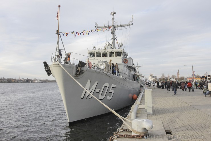 Svētku laikā demonstrēts mīnu meklētājs M-05 Viesturs robežsardzes kuģis Rānda un kuteris RK-19, Jūras spēku flotiles kuģis KA-06 Gaisma, patruļkuģi P Svētku laikā demonstrēts mīnu meklētājs M-05 Viesturs robežsardzes kuģis Rānda un kuteris RK-19, Jūras spēku flotiles kuģis KA-06 Gaisma, patruļkuģi P 109713