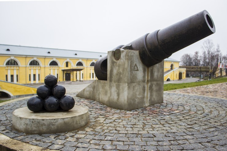 Daugavpils cietoksnis (arī Dinaburgas cietoksnis) ir ievērojamākais Daugavpils kultūrvēsturiskais piemineklis. Dinaburgas cietokšņa celtniecību 1582. Daugavpils cietoksnis (arī Dinaburgas cietoksnis) ir ievērojamākais Daugavpils kultūrvēsturiskais piemineklis. Dinaburgas cietokšņa celtniecību 1582. 109906