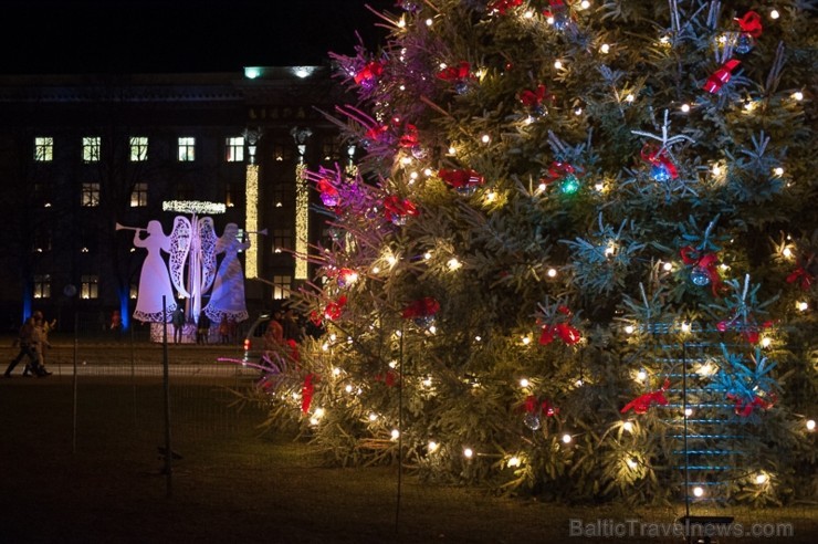 Ar lielās Ziemassvētku egles iemirdzēšanos Liepājā sācies Ziemas festivāls, kas sevī kā lielā rūķa maisā saslēpis daudzus jo daudzus pasākumus, jautru Ar lielās Ziemassvētku egles iemirdzēšanos Liepājā sācies Ziemas festivāls, kas sevī kā lielā rūķa maisā saslēpis daudzus jo daudzus pasākumus, jautru 110395