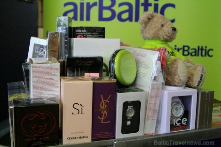 No 2014.gada 1.janvāra Latvijā oficiālā norēķinu valūta būs eiro. airBaltic jau pirms pieciem gadiem pilnībā pārgāja uz pamatcenām eiro, lai piedāvātu No 2014.gada 1.janvāra Latvijā oficiālā norēķinu valūta būs eiro. airBaltic jau pirms pieciem gadiem pilnībā pārgāja uz pamatcenām eiro, lai piedāvātu 110493