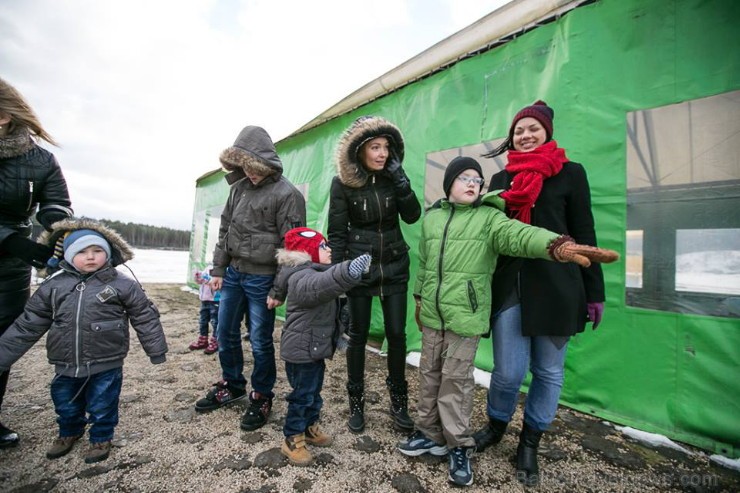 Lai ieskandinātu gada nogales svētkus un atkal redzētos ar Lejasstrazdu bērnu nama audzēkņiem, TV raidījuma Kinomānija vadītāja Anna Rozīte kopā ar do Lai ieskandinātu gada nogales svētkus un atkal redzētos ar Lejasstrazdu bērnu nama audzēkņiem, TV raidījuma Kinomānija vadītāja Anna Rozīte kopā ar do 111262
