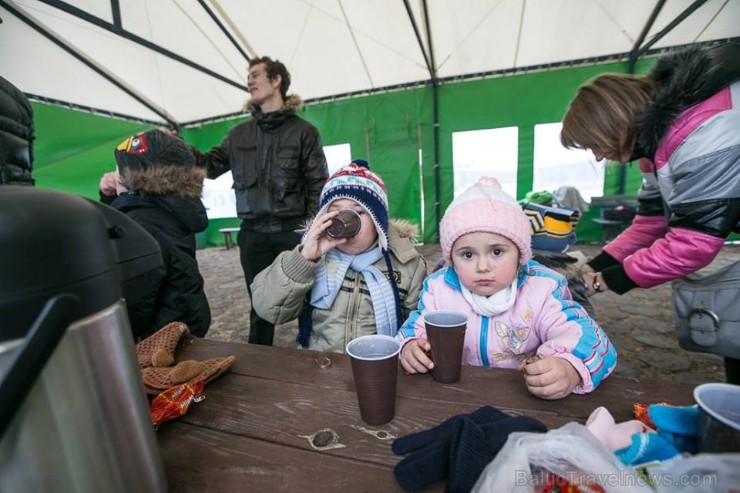 Lai ieskandinātu gada nogales svētkus un atkal redzētos ar Lejasstrazdu bērnu nama audzēkņiem, TV raidījuma Kinomānija vadītāja Anna Rozīte kopā ar do Lai ieskandinātu gada nogales svētkus un atkal redzētos ar Lejasstrazdu bērnu nama audzēkņiem, TV raidījuma Kinomānija vadītāja Anna Rozīte kopā ar do 111264