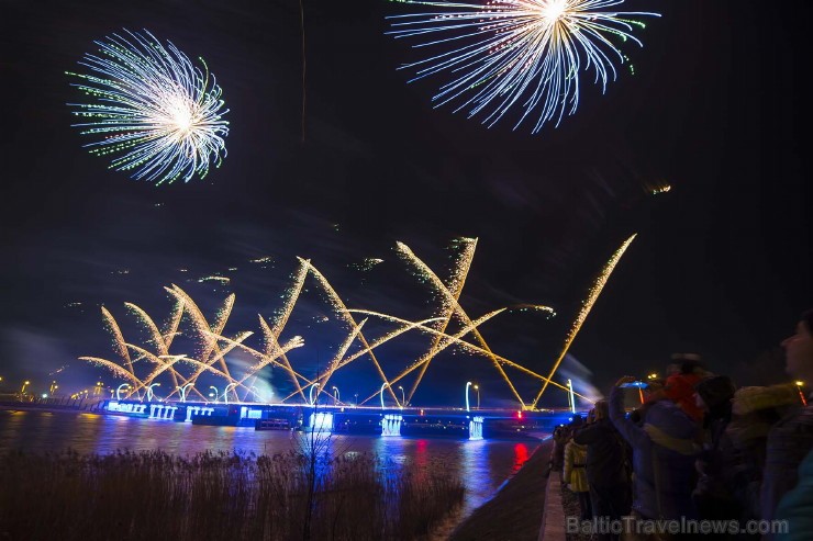 Ventspilī ar krāšņu salūtu atzīmēti tilta svētki. Foto: www.ventspils.lv 111893