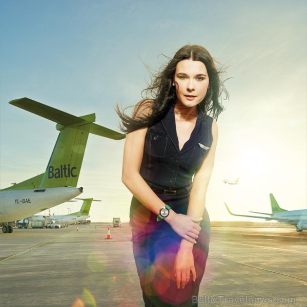 airBaltic prezentē 2014. gada kalendāru, kura atvērumos redzamas aviokompānijas darbinieces. Foto: Gatis Rozenfelds airBaltic prezentē 2014. gada kalendāru, kura atvērumos redzamas aviokompānijas darbinieces. Foto: Gatis Rozenfelds 111977