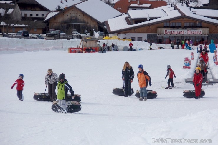 Atrakciju parks atrodas Kronplacas slēpošanas kūrortā (Itālijas Dolomītu Alpi). Tas piedāvā slēpošanas skolu bērniem, kā arī ragavas un piepūšamās kam Atrakciju parks atrodas Kronplacas slēpošanas kūrortā (Itālijas Dolomītu Alpi). Tas piedāvā slēpošanas skolu bērniem, kā arī ragavas un piepūšamās kam 113164