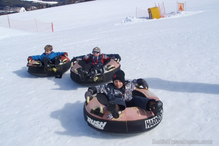 Atrakciju parks atrodas Kronplacas slēpošanas kūrortā (Itālijas Dolomītu Alpi). Tas piedāvā slēpošanas skolu bērniem, kā arī ragavas un piepūšamās kam Atrakciju parks atrodas Kronplacas slēpošanas kūrortā (Itālijas Dolomītu Alpi). Tas piedāvā slēpošanas skolu bērniem, kā arī ragavas un piepūšamās kam 113167