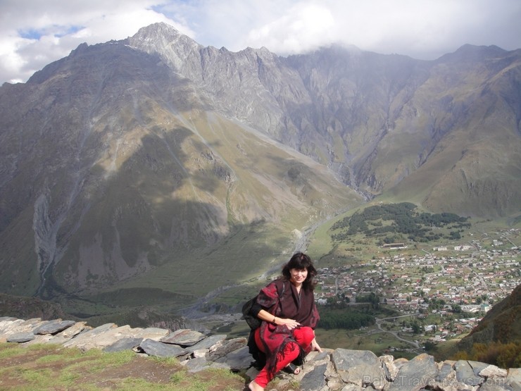 Pa Kaukāza kara ceļu... Tālumā Kazbegi... Lieliska iespēja apskatīt Svēto Trīsvienības klosteri augšā kalnos. Vairāk informācijas par ceļojumu www.re Pa Kaukāza kara ceļu... Tālumā Kazbegi... Lieliska iespēja apskatīt Svēto Trīsvienības klosteri augšā kalnos. Vairāk informācijas par ceļojumu www.re 113580