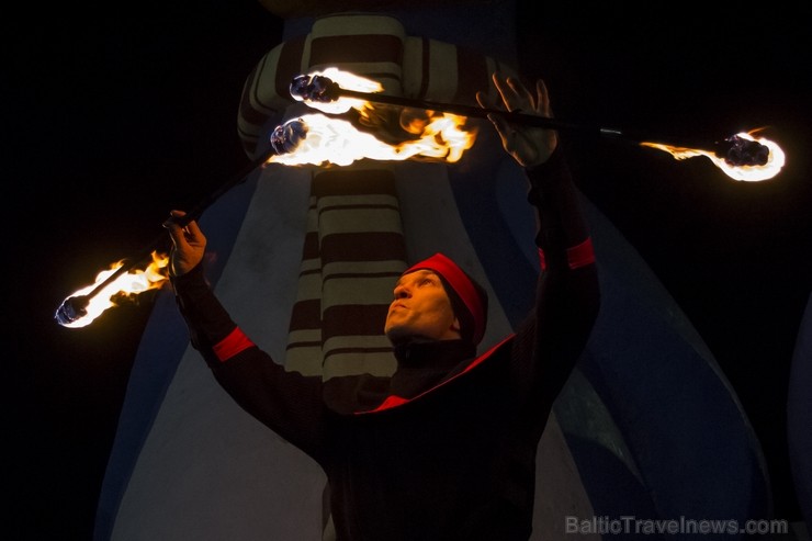 Vislielāko apmeklētāju uzmanību piesaistīja uguns šova meistars Dmitrijs Pudovs no projekta Fire Spirit Vislielāko apmeklētāju uzmanību piesaistīja uguns šova meistars Dmitrijs Pudovs no projekta Fire Spirit 113675