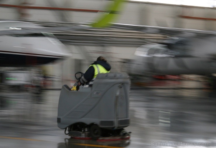 Aviokompānija airBaltic 12.02.2014 piedalījās Ēnu dienā un piedāvāja iespēju gandrīz 50 skolēniem ielūkoties tādu profesionāļu kā pilota, stjuarta, li Aviokompānija airBaltic 12.02.2014 piedalījās Ēnu dienā un piedāvāja iespēju gandrīz 50 skolēniem ielūkoties tādu profesionāļu kā pilota, stjuarta, li 114681