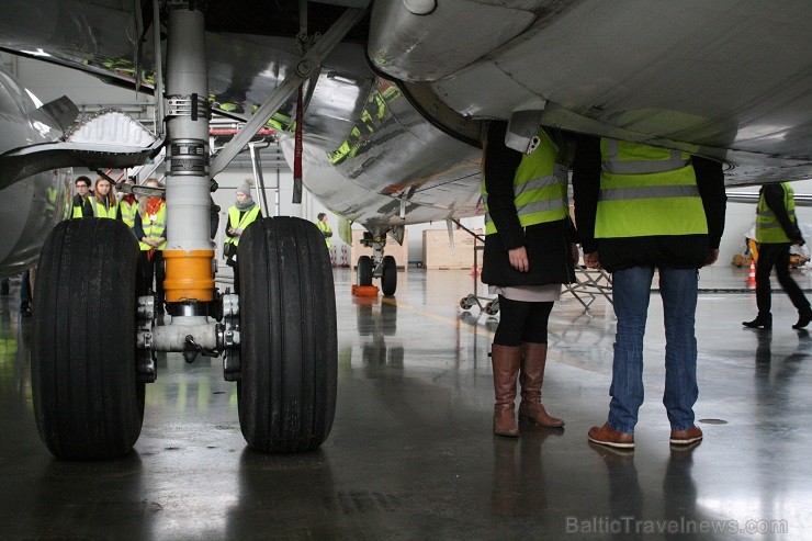 Aviokompānija airBaltic 12.02.2014 piedalījās Ēnu dienā un piedāvāja iespēju gandrīz 50 skolēniem ielūkoties tādu profesionāļu kā pilota, stjuarta, li Aviokompānija airBaltic 12.02.2014 piedalījās Ēnu dienā un piedāvāja iespēju gandrīz 50 skolēniem ielūkoties tādu profesionāļu kā pilota, stjuarta, li 114686