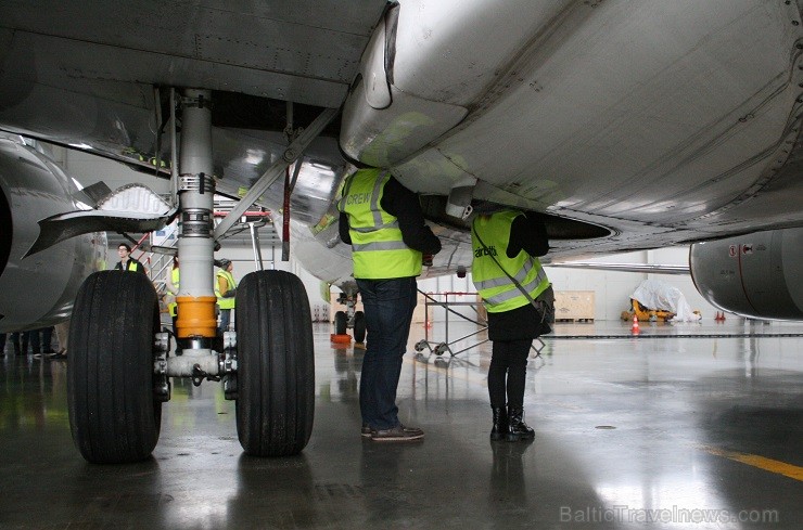 Aviokompānija airBaltic 12.02.2014 piedalījās Ēnu dienā un piedāvāja iespēju gandrīz 50 skolēniem ielūkoties tādu profesionāļu kā pilota, stjuarta, li Aviokompānija airBaltic 12.02.2014 piedalījās Ēnu dienā un piedāvāja iespēju gandrīz 50 skolēniem ielūkoties tādu profesionāļu kā pilota, stjuarta, li 114688