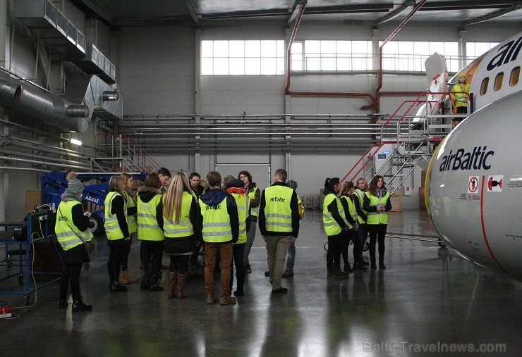 Aviokompānija airBaltic 12.02.2014 piedalījās Ēnu dienā un piedāvāja iespēju gandrīz 50 skolēniem ielūkoties tādu profesionāļu kā pilota, stjuarta, li Aviokompānija airBaltic 12.02.2014 piedalījās Ēnu dienā un piedāvāja iespēju gandrīz 50 skolēniem ielūkoties tādu profesionāļu kā pilota, stjuarta, li 114691