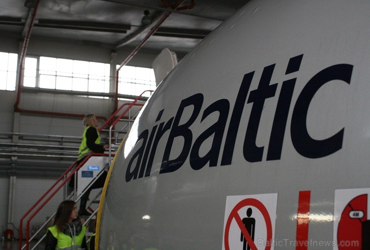 Aviokompānija airBaltic 12.02.2014 piedalījās Ēnu dienā un piedāvāja iespēju gandrīz 50 skolēniem ielūkoties tādu profesionāļu kā pilota, stjuarta, li Aviokompānija airBaltic 12.02.2014 piedalījās Ēnu dienā un piedāvāja iespēju gandrīz 50 skolēniem ielūkoties tādu profesionāļu kā pilota, stjuarta, li 114692