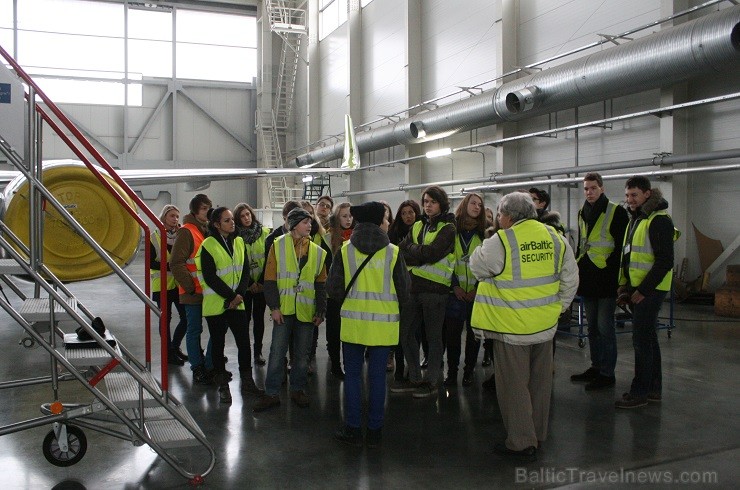 Aviokompānija airBaltic 12.02.2014 piedalījās Ēnu dienā un piedāvāja iespēju gandrīz 50 skolēniem ielūkoties tādu profesionāļu kā pilota, stjuarta, li Aviokompānija airBaltic 12.02.2014 piedalījās Ēnu dienā un piedāvāja iespēju gandrīz 50 skolēniem ielūkoties tādu profesionāļu kā pilota, stjuarta, li 114695