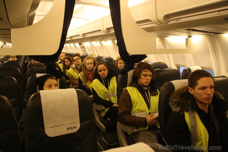 Aviokompānija airBaltic 12.02.2014 piedalījās Ēnu dienā un piedāvāja iespēju gandrīz 50 skolēniem ielūkoties tādu profesionāļu kā pilota, stjuarta, li Aviokompānija airBaltic 12.02.2014 piedalījās Ēnu dienā un piedāvāja iespēju gandrīz 50 skolēniem ielūkoties tādu profesionāļu kā pilota, stjuarta, li 114700