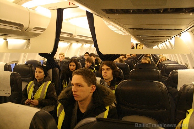 Aviokompānija airBaltic 12.02.2014 piedalījās Ēnu dienā un piedāvāja iespēju gandrīz 50 skolēniem ielūkoties tādu profesionāļu kā pilota, stjuarta, li Aviokompānija airBaltic 12.02.2014 piedalījās Ēnu dienā un piedāvāja iespēju gandrīz 50 skolēniem ielūkoties tādu profesionāļu kā pilota, stjuarta, li 114701