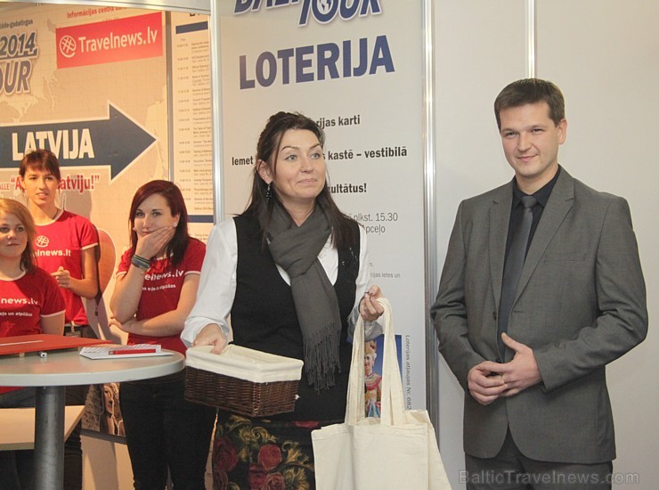 Tūroperatora GoAdventure Latvija direktors Aleksejs Kriščuks un mārketinga daļas vadītāja Elīna Reiseone pirms lielās balvas piedāvā izspēlēt 3 īpašus Tūroperatora GoAdventure Latvija direktors Aleksejs Kriščuks un mārketinga daļas vadītāja Elīna Reiseone pirms lielās balvas piedāvā izspēlēt 3 īpašus 114736
