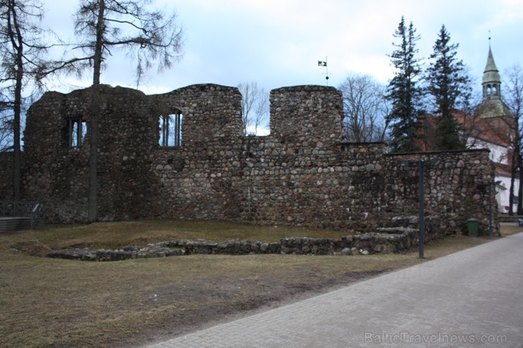 Livonijas Ordeņa pils uzbūvēta 13. gadsimtā, taču 17. gadsimtā Ziemeļu kara laikā tā tika nopostīta Livonijas Ordeņa pils uzbūvēta 13. gadsimtā, taču 17. gadsimtā Ziemeļu kara laikā tā tika nopostīta 115072