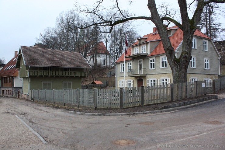 Valmieras muzeja Pilskalna nams ir vecākā koka ēka Valmierā, tas celts 18. gadsimta beigās un 2011. gadā tika pabeigta tā restaurācija Valmieras muzeja Pilskalna nams ir vecākā koka ēka Valmierā, tas celts 18. gadsimta beigās un 2011. gadā tika pabeigta tā restaurācija 115082