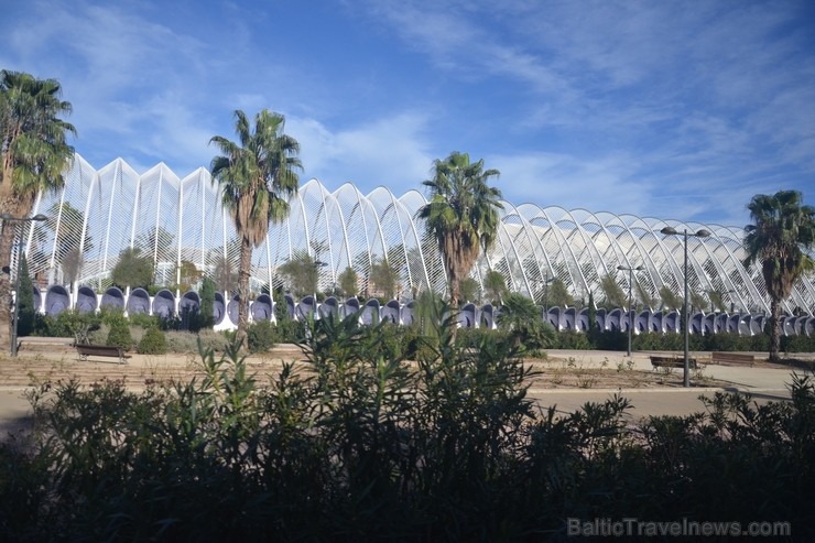 Izžuvušās upes vietā centrs radīts ne vien tūristiem, bet arī vietējiem. Nedēļas nogales tur pavada ģimenes. Pa pilsētu var izbraukt velotūrē 115135