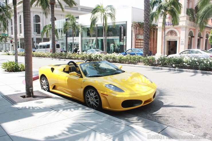 Viena no Beverlihilsas centrālajām ielām ir Rodeo Drive, uz kuras atrodas luksus klases veikali un restorāni Viena no Beverlihilsas centrālajām ielām ir Rodeo Drive, uz kuras atrodas luksus klases veikali un restorāni 116852