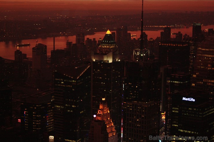 Empire State Building ir viena no pazīstamākajām Ņujorkas augstceltnēm, tās augstums sasniedz vairāk nekā 400 metru Empire State Building ir viena no pazīstamākajām Ņujorkas augstceltnēm, tās augstums sasniedz vairāk nekā 400 metru 116888