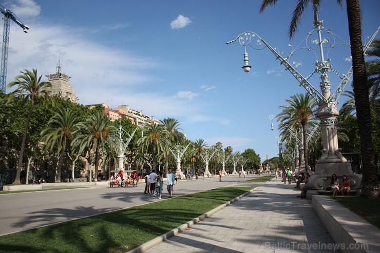Līdz Triumfa arkai ved glīti izveidota promenāde, kuras otrā galā ir Citadeles parks 116980
