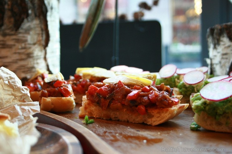 Vecrīgas restorāns Melnā Bite aicina uz pusdienu branču darba dienās no pulksten 12.00 līdz 16.00. Vairāk informācijas interneta vietnē www.melnabite. Vecrīgas restorāns Melnā Bite aicina uz pusdienu branču darba dienās no pulksten 12.00 līdz 16.00. Vairāk informācijas interneta vietnē www.melnabite. 117679