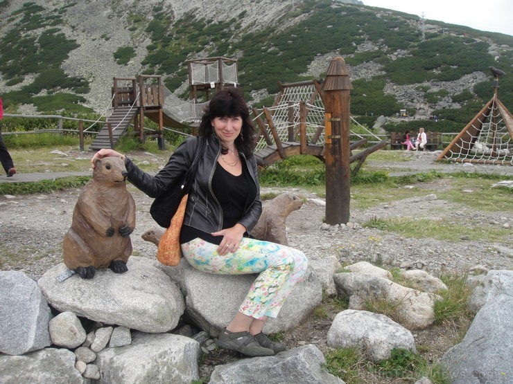 Kalnu diena! Tatranska Lomnica. Augstie Tatri - iespēja ar funikulieri pacelties līdz Lomnicky štit smailei 2634 m. No panorāmas laukuma kalna virsotn Kalnu diena! Tatranska Lomnica. Augstie Tatri - iespēja ar funikulieri pacelties līdz Lomnicky štit smailei 2634 m. No panorāmas laukuma kalna virsotn 117729
