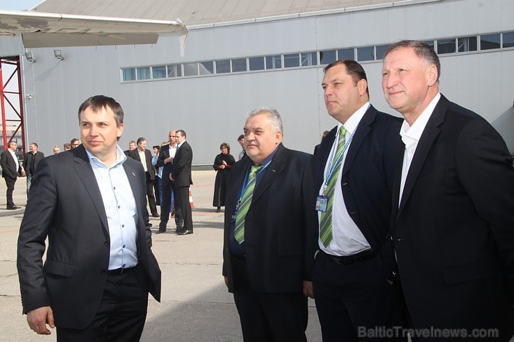 No kreisās - lidostas «Rīga» vadītājs Aldis Mūrnieks, «Alpha Express Airlines» valdes priekšsēdētājs Viktors Masagutovs , valdes loceklis Rolands Rami No kreisās - lidostas «Rīga» vadītājs Aldis Mūrnieks, «Alpha Express Airlines» valdes priekšsēdētājs Viktors Masagutovs , valdes loceklis Rolands Rami 118080
