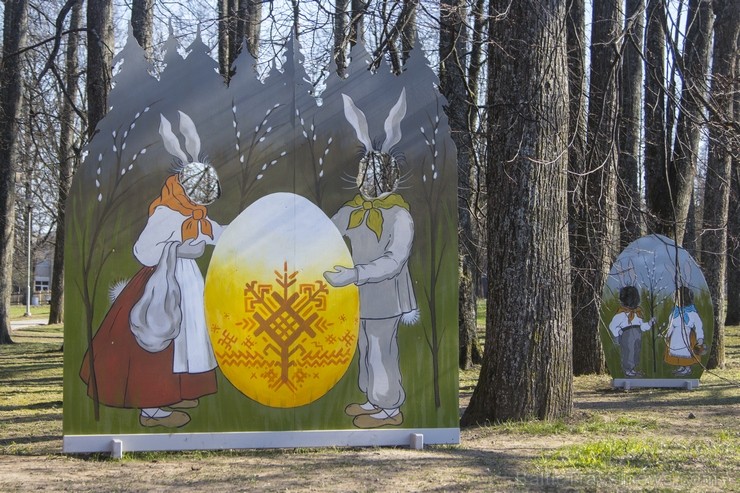 Limbažu pilsētu un novadu rotāja dekorācijas, kas tapušas Limbažu Profesionālās vidusskolas darbnīcā pēc mākslinieces Intas Brikmanes skicēm. Lieldien Limbažu pilsētu un novadu rotāja dekorācijas, kas tapušas Limbažu Profesionālās vidusskolas darbnīcā pēc mākslinieces Intas Brikmanes skicēm. Lieldien 119338