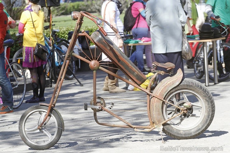 Vienlaikus, sakārtojot satiksmi ar velojoslu palīdzību, ievērojami uzlabosies pašu velobraucēju un citu satiksmes dalībnieku drošība Vienlaikus, sakārtojot satiksmi ar velojoslu palīdzību, ievērojami uzlabosies pašu velobraucēju un citu satiksmes dalībnieku drošība 119389