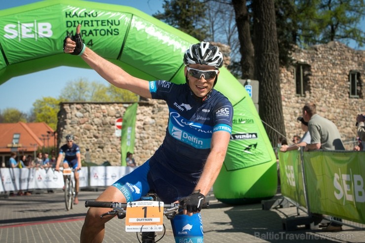 Spītējot putekļiem un saulei, 27. aprīlī vairāk kā 2000 dalībnieki pieveica SEB MTB maratona 1. posmu Cēsis - Valmiera. Vairāk - www.velo.lv Spītējot putekļiem un saulei, 27. aprīlī vairāk kā 2000 dalībnieki pieveica SEB MTB maratona 1. posmu Cēsis - Valmiera. Vairāk - www.velo.lv 119813