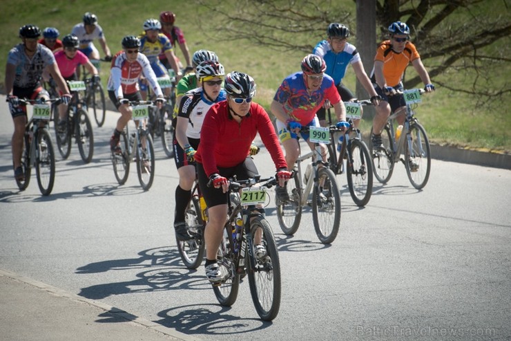 Spītējot putekļiem un saulei, 27. aprīlī vairāk kā 2000 dalībnieki pieveica SEB MTB maratona 1. posmu Cēsis - Valmiera. Vairāk - www.velo.lv Spītējot putekļiem un saulei, 27. aprīlī vairāk kā 2000 dalībnieki pieveica SEB MTB maratona 1. posmu Cēsis - Valmiera. Vairāk - www.velo.lv 119815