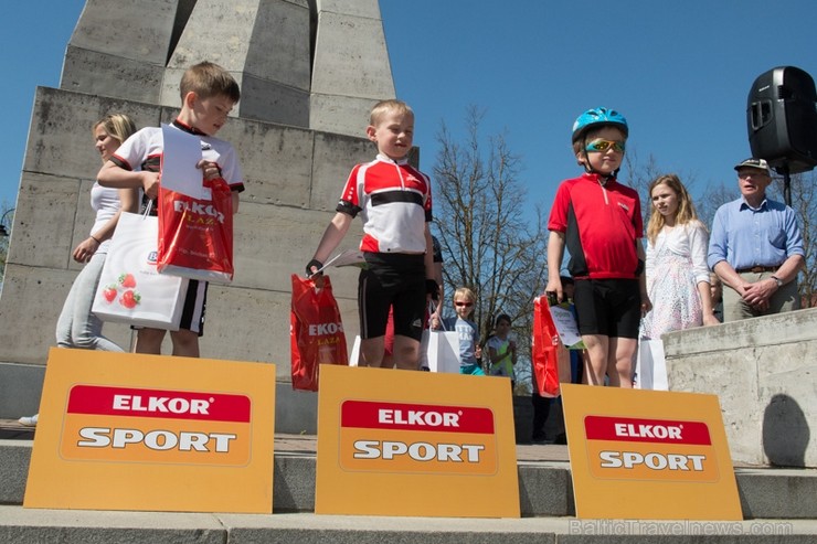 Spītējot putekļiem un saulei, 27. aprīlī vairāk kā 2000 dalībnieki pieveica SEB MTB maratona 1. posmu Cēsis - Valmiera. Vairāk - www.velo.lv Spītējot putekļiem un saulei, 27. aprīlī vairāk kā 2000 dalībnieki pieveica SEB MTB maratona 1. posmu Cēsis - Valmiera. Vairāk - www.velo.lv 119820