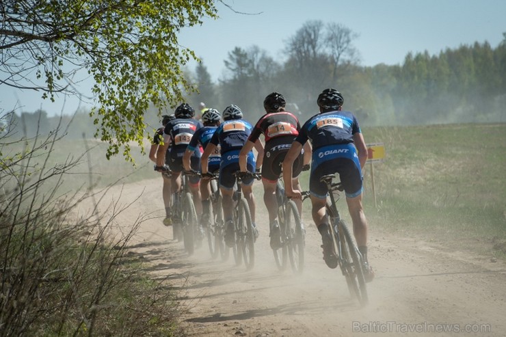 Spītējot putekļiem un saulei, 27. aprīlī vairāk kā 2000 dalībnieki pieveica SEB MTB maratona 1. posmu Cēsis - Valmiera. Vairāk - www.velo.lv Spītējot putekļiem un saulei, 27. aprīlī vairāk kā 2000 dalībnieki pieveica SEB MTB maratona 1. posmu Cēsis - Valmiera. Vairāk - www.velo.lv 119829