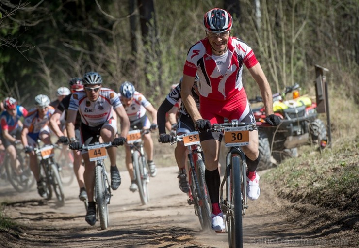 Spītējot putekļiem un saulei, 27. aprīlī vairāk kā 2000 dalībnieki pieveica SEB MTB maratona 1. posmu Cēsis - Valmiera. Vairāk - www.velo.lv Spītējot putekļiem un saulei, 27. aprīlī vairāk kā 2000 dalībnieki pieveica SEB MTB maratona 1. posmu Cēsis - Valmiera. Vairāk - www.velo.lv 119833