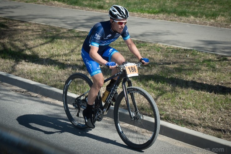 Spītējot putekļiem un saulei, 27. aprīlī vairāk kā 2000 dalībnieki pieveica SEB MTB maratona 1. posmu Cēsis - Valmiera. Vairāk - www.velo.lv Spītējot putekļiem un saulei, 27. aprīlī vairāk kā 2000 dalībnieki pieveica SEB MTB maratona 1. posmu Cēsis - Valmiera. Vairāk - www.velo.lv 119838