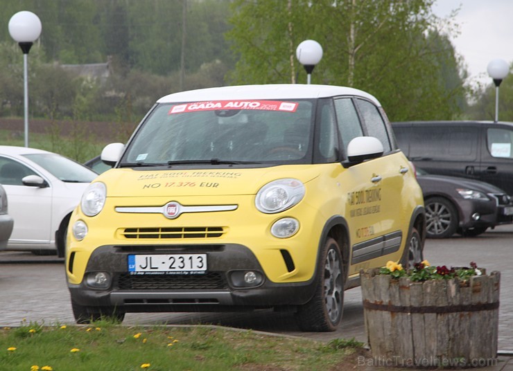 «Gada auto 2015» viens no kandidātiem - Fiat 500 L Trekking, kas pārsteidza ar savu labo gaitu uz nelīdzena asfalta seguma un plašo pasažieru telpu, a «Gada auto 2015» viens no kandidātiem - Fiat 500 L Trekking, kas pārsteidza ar savu labo gaitu uz nelīdzena asfalta seguma un plašo pasažieru telpu, a 121108