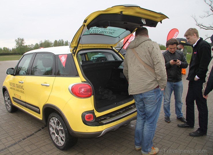 «Gada auto 2015» kandidāts Fiat 500 L Trekking uzrādīja daudz labu ceļojuma īpašību, bet bagažnieka telpa... pavisam maza «Gada auto 2015» kandidāts Fiat 500 L Trekking uzrādīja daudz labu ceļojuma īpašību, bet bagažnieka telpa... pavisam maza 121109
