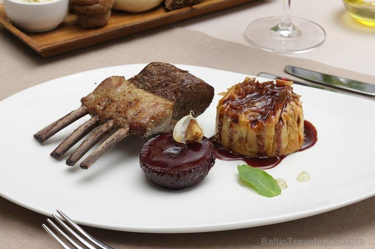 Vecrīgas viesnīcas Wellton Centrum Hotel & Spa restorāna Melnā Bite kolektīvs aicina nogaršot ēdienus no jaunās un papildinātās ēdienkartes. Vairāk - Vecrīgas viesnīcas Wellton Centrum Hotel & Spa restorāna Melnā Bite kolektīvs aicina nogaršot ēdienus no jaunās un papildinātās ēdienkartes. Vairāk - 121458