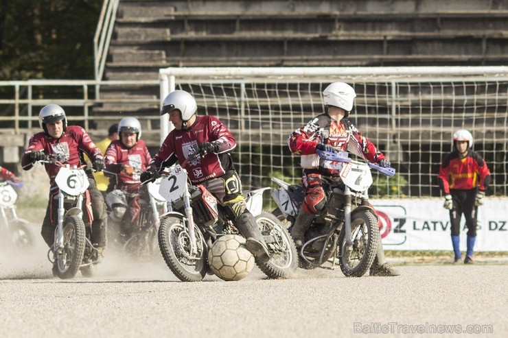 Latvijas vienīgā motobola komanda Rīga ir iesākusi Centrāleiropas līgas sezonu, pirmajā mājas spēlē mērojoties spēkiem ar Bartuva komandu no Skuodas p Latvijas vienīgā motobola komanda Rīga ir iesākusi Centrāleiropas līgas sezonu, pirmajā mājas spēlē mērojoties spēkiem ar Bartuva komandu no Skuodas p 122148