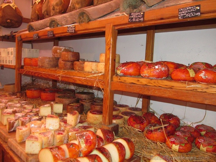 Šeit cieņā ir vietējie pecorino – aitas sieri un, kas interesanti, tos pasniedz pat ar kastaņu medu Šeit cieņā ir vietējie pecorino – aitas sieri un, kas interesanti, tos pasniedz pat ar kastaņu medu 122459