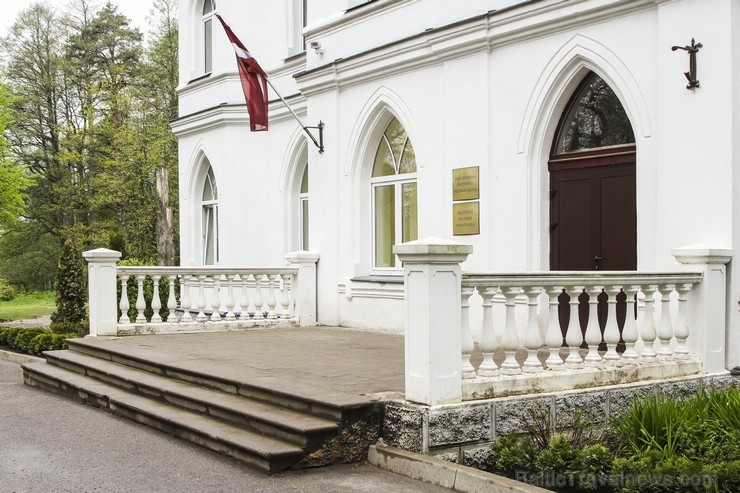 Baldones Baltā pils ir būvēta 1901. gadā kā pana Mickēviča medību pils. Pilī patlaban atrodas Baldones mūzikas pamatskola un Baldones mūzikas skola. B Baldones Baltā pils ir būvēta 1901. gadā kā pana Mickēviča medību pils. Pilī patlaban atrodas Baldones mūzikas pamatskola un Baldones mūzikas skola. B 122527